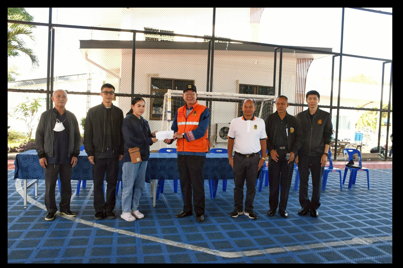 จัดหวัดแพร่ มอบเงินเยียวยาให้ประชาชนผู้ประสบอุทกภัยน้ำท่วม บ้านเรือนเสียหายจากพายุบัวลอย