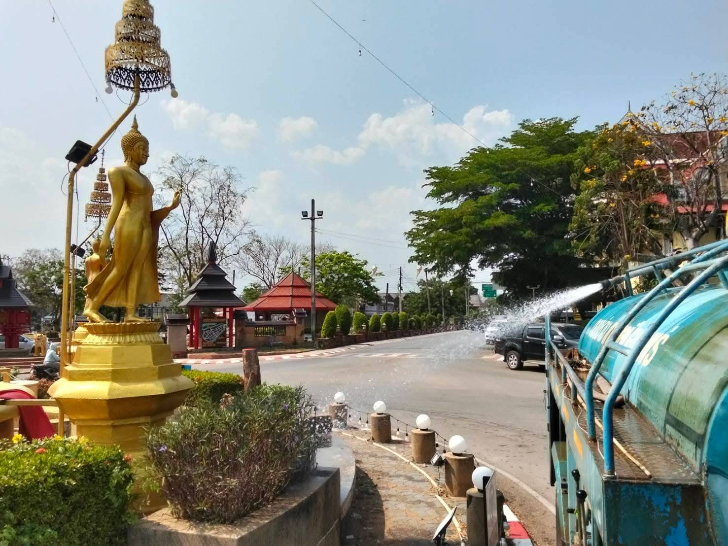 เทศบาลเมืองแพร่ ทำความสะอาดถนนและพ่นละอองน้ำ เพื่อลดปัญหาฝุ่นละอองขนาดเล็ก PM 2.5 และดูแลพื้นที่สีเขียว รดน้ำต้นไม้และไม้ดอกไม้ประดับ