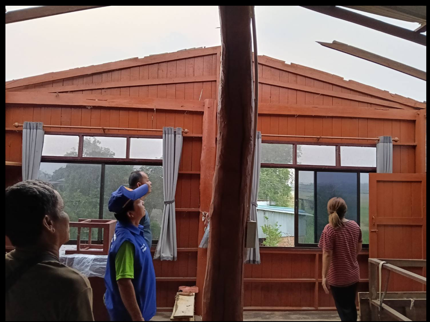 พายุฤดูร้อนพัดถล่มเมืองแพร่ นายอำเภอสั่งเร่งสำรวจความเสียหายและช่วยเหลือพี่น้องประชาชนทันที! 🌧️💨