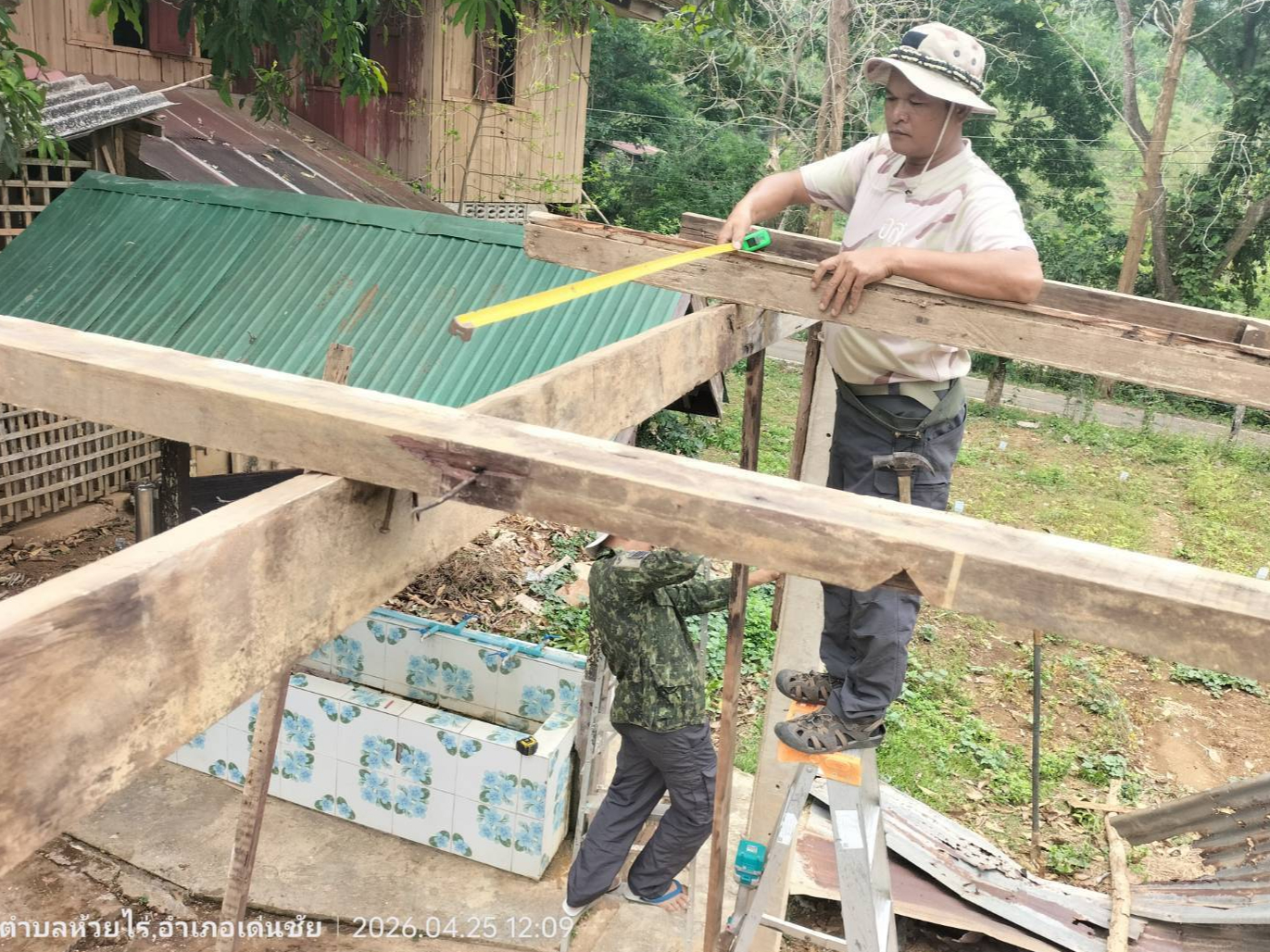  นายอำเภอเด่นชัย นำทีมซ่อมแซมโรงเรียนบ้านห้วยลากปืน พร้อมแจ้งเตือนประชาชนเตรียมรับมือพายุฤดูร้อน