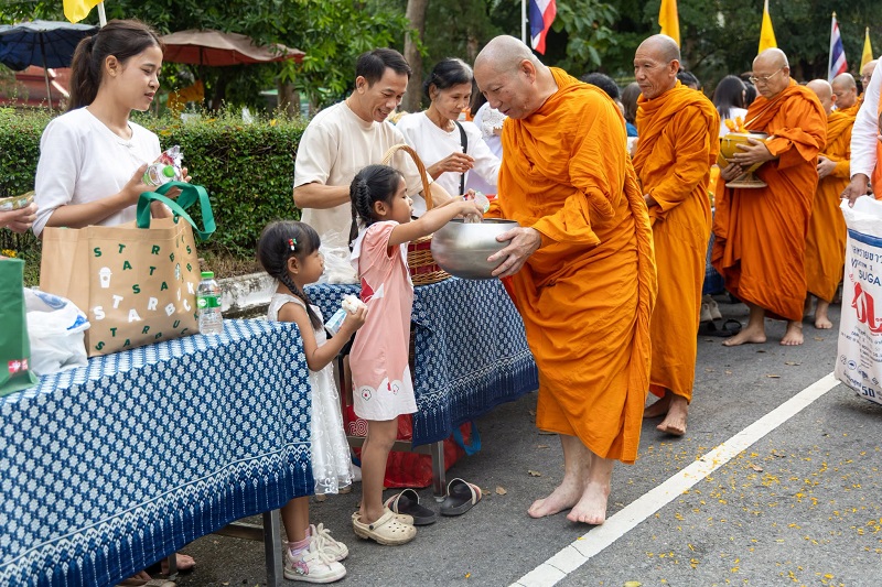 พุทธศาสนิกชนจังหวัดแพร่ร่วมสืบสานประเพณีทำบุญตักบาตรวันเทโวโรหณะ ประจำปี 2569
